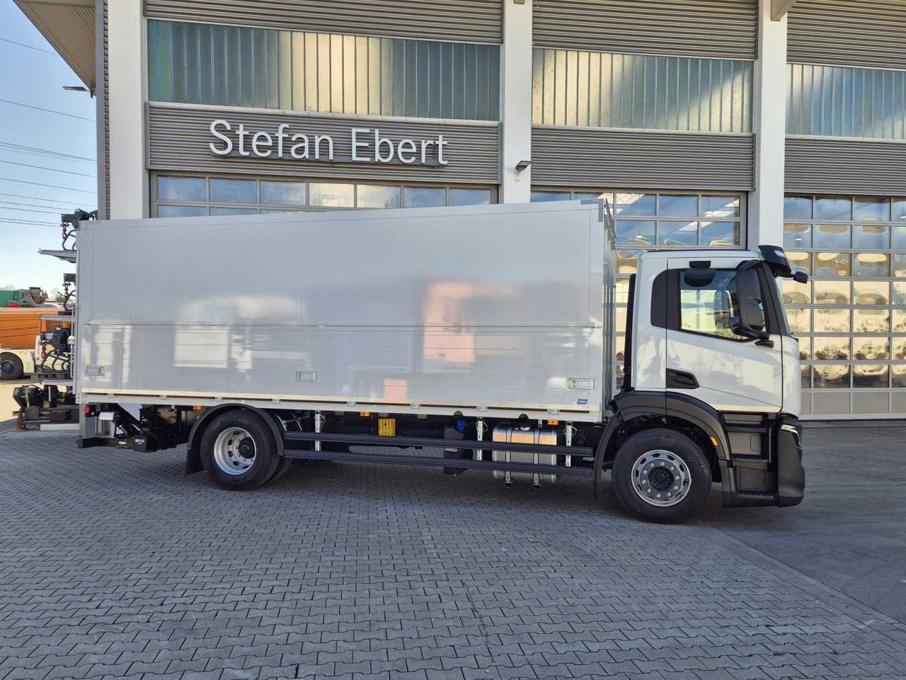 Iveco S-Way AD190S40/FP Böse Schwenkwand LBW 2x AHK - За напитки камион: снимка 4 Iveco S-Way AD190S40/FP Böse Schwenkwand LBW 2x AHK - За напитки камион: снимка 4
