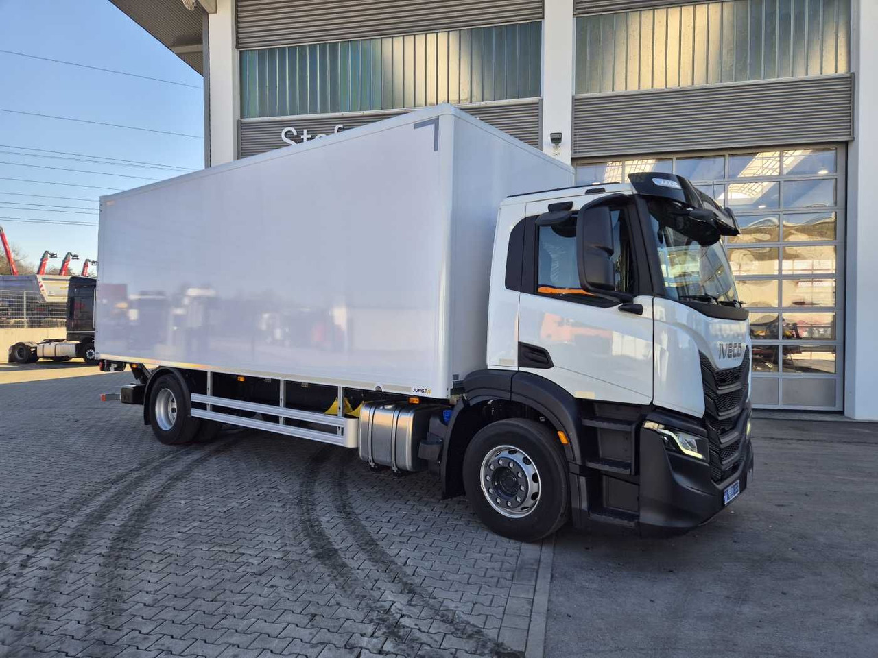 Iveco S-Way AD190S40/P Junge AHK LBW 2.000kg - Камион фургон: снимка 4 Iveco S-Way AD190S40/P Junge AHK LBW 2.000kg - Камион фургон: снимка 4