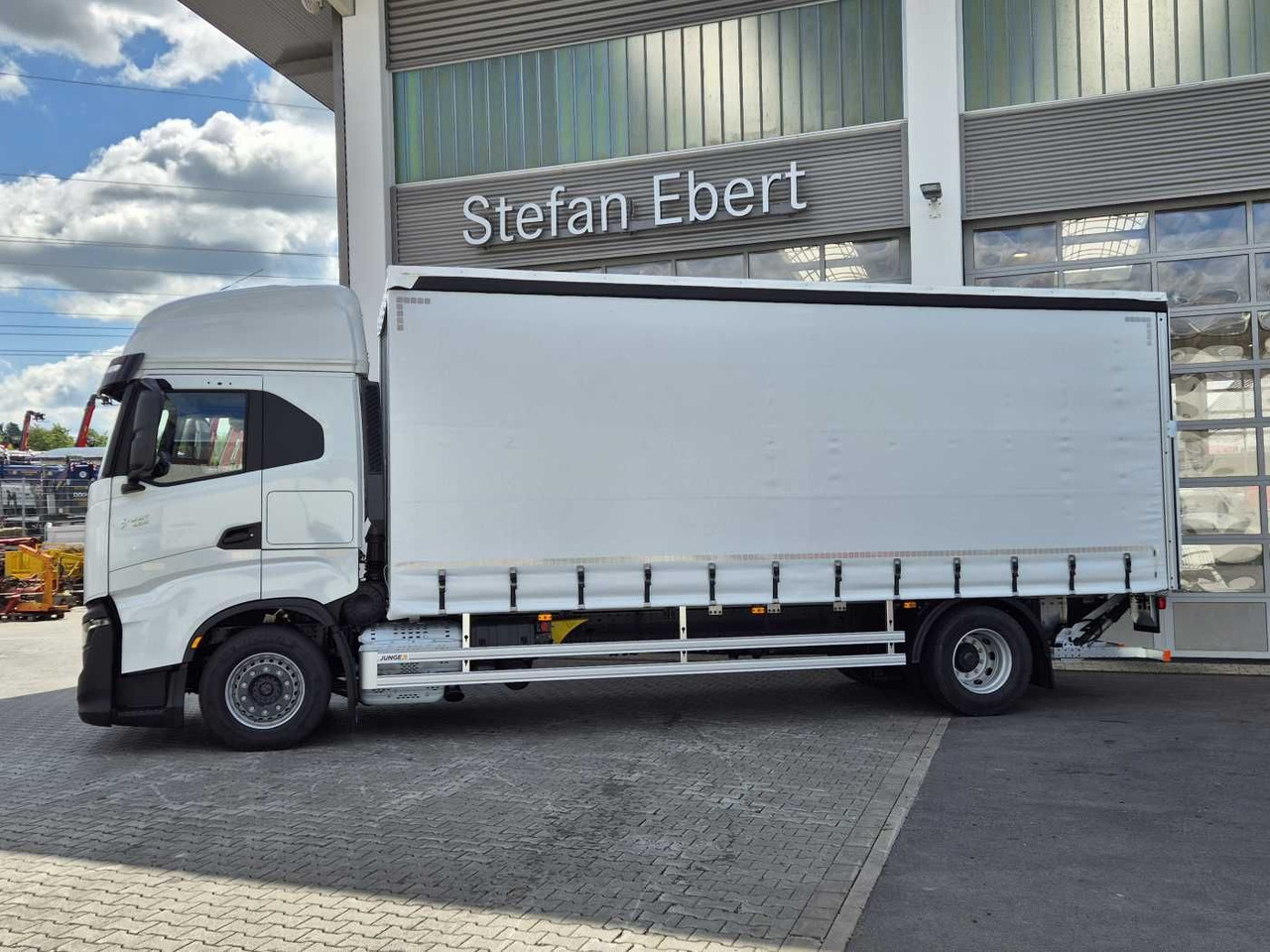 Iveco S-Way AS190S42/P Schiebeplanen LBW 2.000kg AHK - Камион с брезент: снимка 3 Iveco S-Way AS190S42/P Schiebeplanen LBW 2.000kg AHK - Камион с брезент: снимка 3