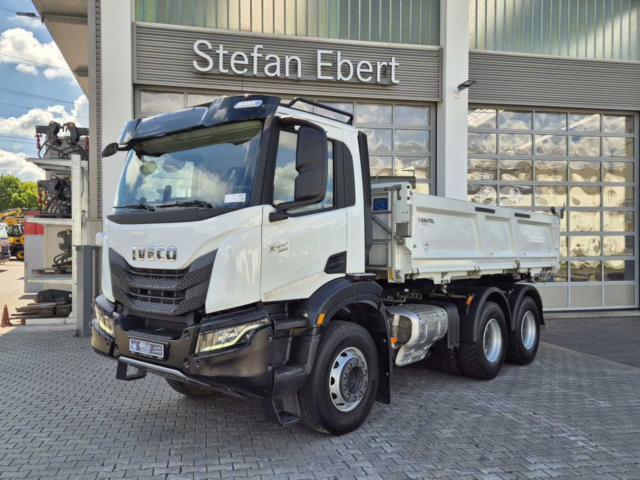 Iveco X-Way AD300X48Z HR 6x4 Intarder Bordmatic Kamera - Самосвал камион: снимка 2 Iveco X-Way AD300X48Z HR 6x4 Intarder Bordmatic Kamera - Самосвал камион: снимка 2