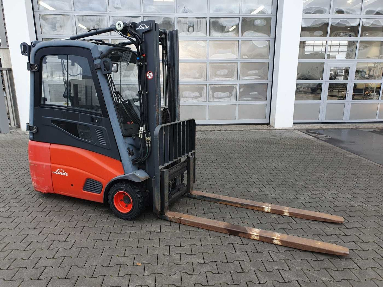 Linde E18 - 01 / Triplex: 4.50m! / SS / nur 5.672h! - Електрокар: снимка 2 Linde E18 - 01 / Triplex: 4.50m! / SS / nur 5.672h! - Електрокар: снимка 2