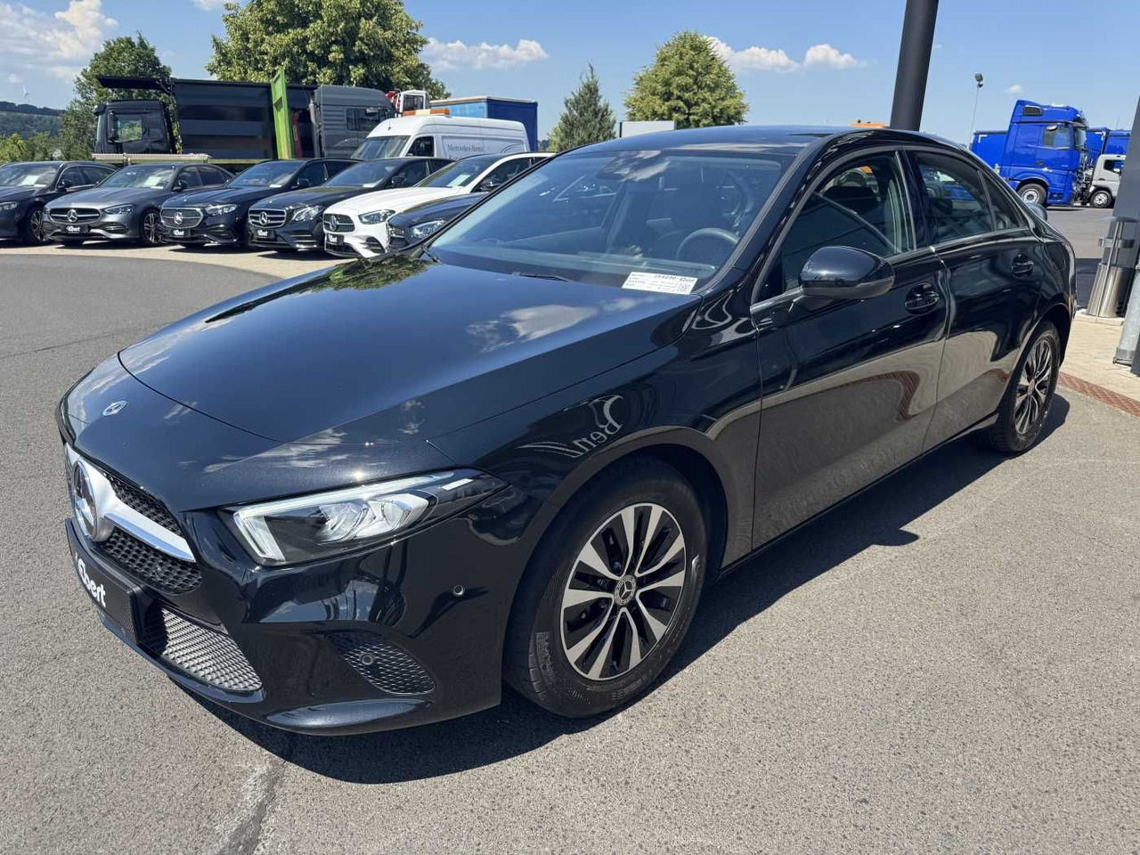 Mercedes-Benz A 180d 8G LED+Carplay+SpurH+DAB+SHZ - Седан: снимка 2 Mercedes-Benz A 180d 8G LED+Carplay+SpurH+DAB+SHZ - Седан: снимка 2