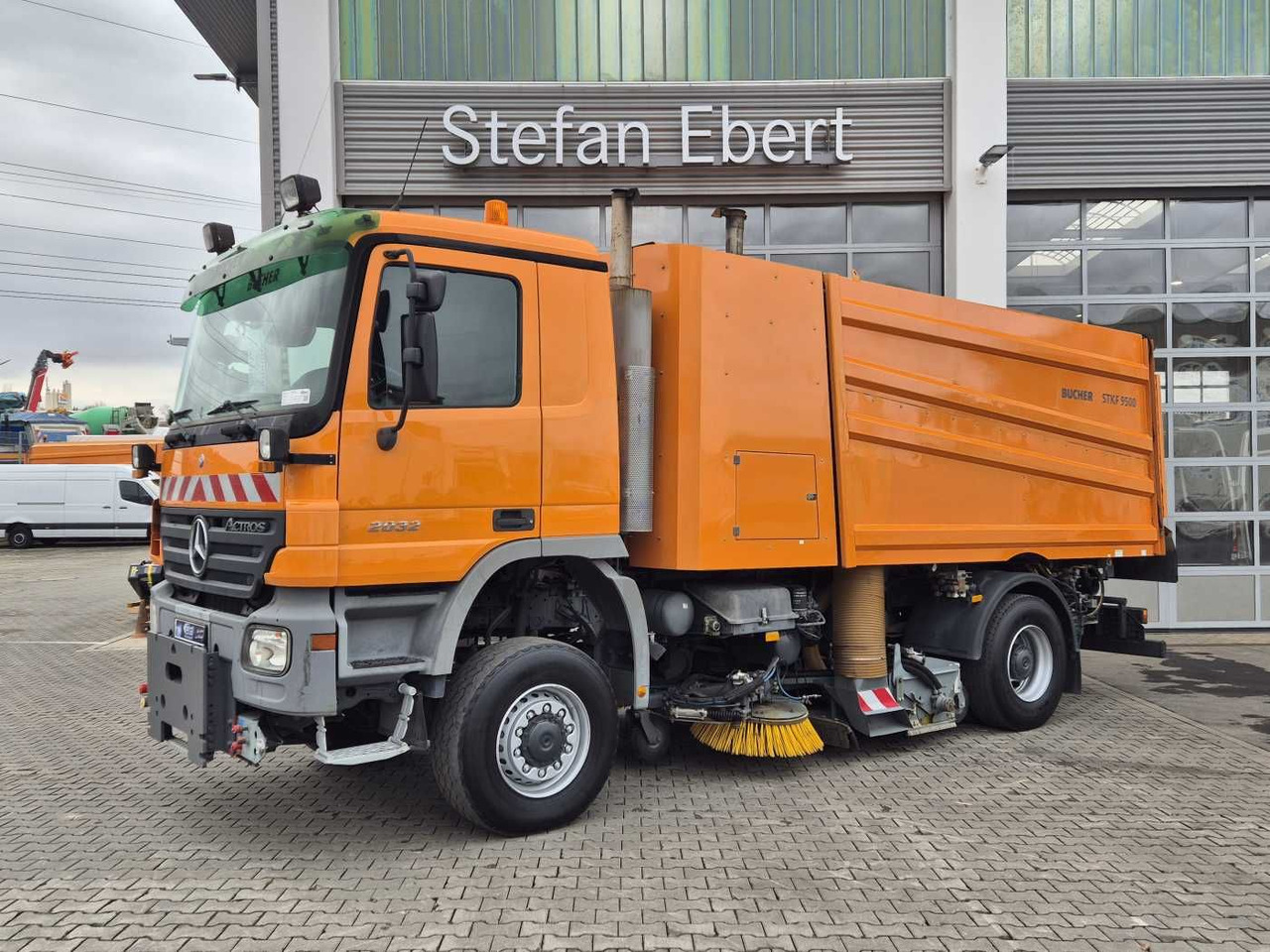 Mercedes-Benz Actros 2032 A 4x4 Bucher STKF 9500 Airport 30x - Мотометачна машина: снимка 3 Mercedes-Benz Actros 2032 A 4x4 Bucher STKF 9500 Airport 30x - Мотометачна машина: снимка 3
