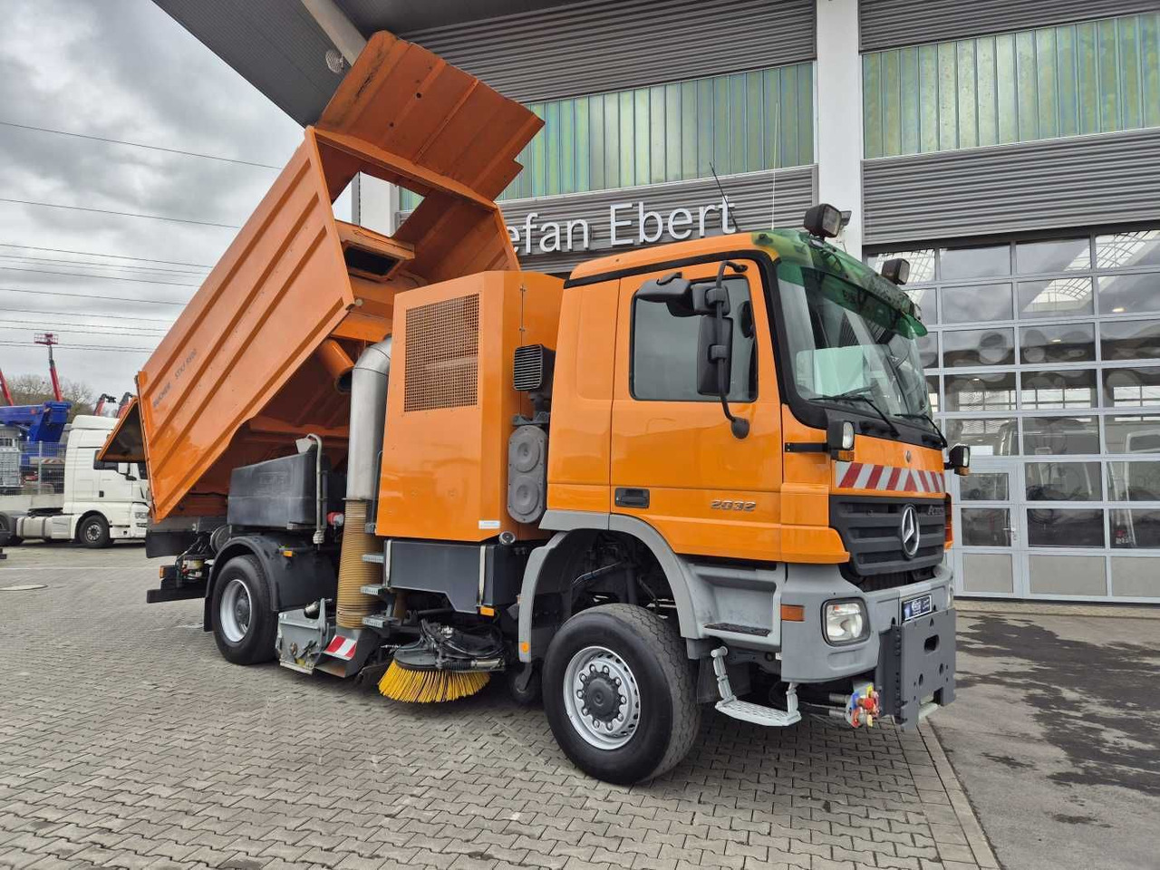 Mercedes-Benz Actros 2032 A 4x4 Bucher STKF 9500 Airport 30x - Мотометачна машина: снимка 2 Mercedes-Benz Actros 2032 A 4x4 Bucher STKF 9500 Airport 30x - Мотометачна машина: снимка 2