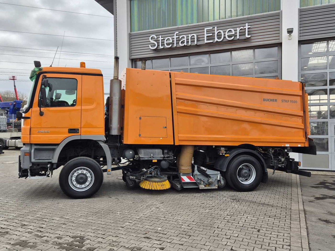 Mercedes-Benz Actros 2032 A 4x4 Bucher STKF 9500 Airport 30x - Мотометачна машина: снимка 5 Mercedes-Benz Actros 2032 A 4x4 Bucher STKF 9500 Airport 30x - Мотометачна машина: снимка 5