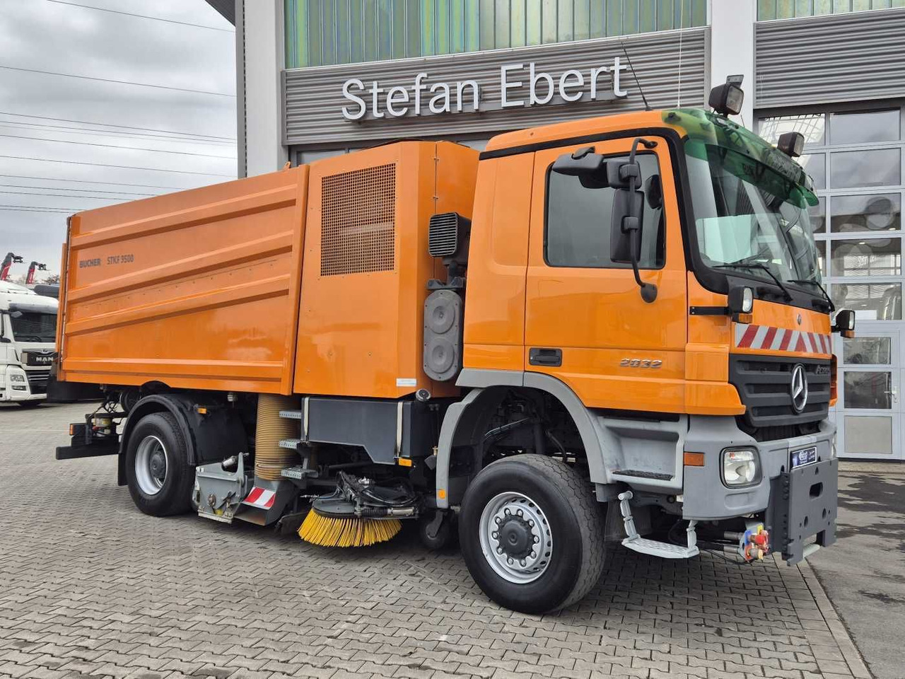 Mercedes-Benz Actros 2032 A 4x4 Bucher STKF 9500 Airport 30x - Мотометачна машина: снимка 4 Mercedes-Benz Actros 2032 A 4x4 Bucher STKF 9500 Airport 30x - Мотометачна машина: снимка 4