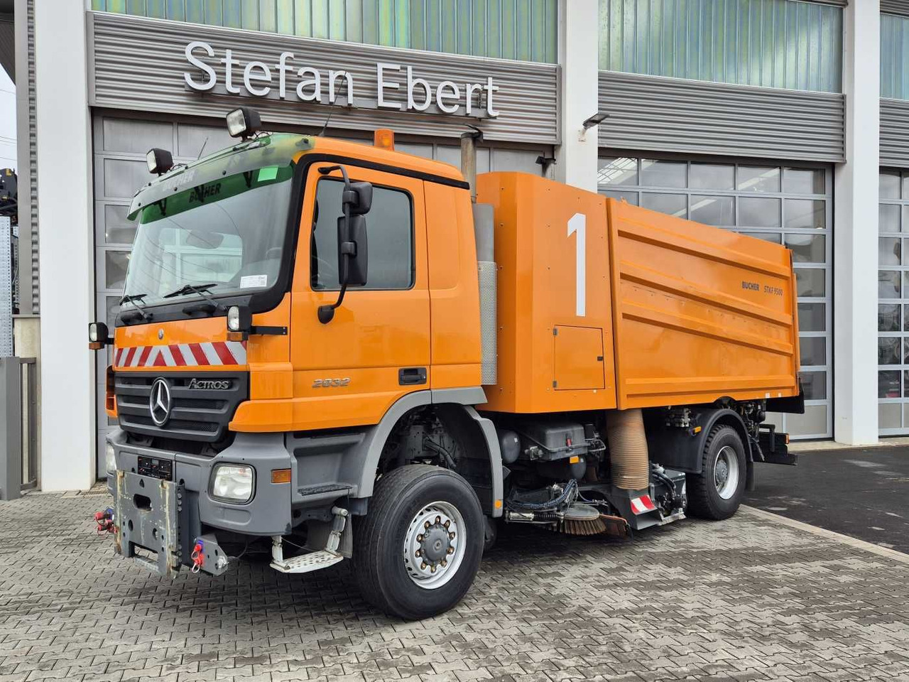 Mercedes-Benz Actros 2032 A 4x4 Bucher STKF 9500 Airport - Мотометачна машина: снимка 2 Mercedes-Benz Actros 2032 A 4x4 Bucher STKF 9500 Airport - Мотометачна машина: снимка 2