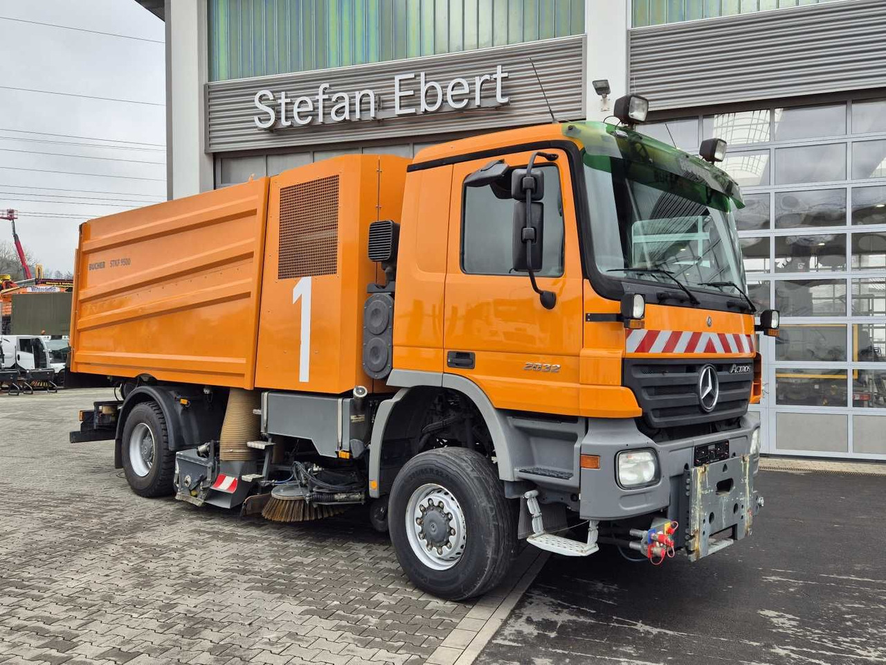 Mercedes-Benz Actros 2032 A 4x4 Bucher STKF 9500 Airport - Мотометачна машина: снимка 3 Mercedes-Benz Actros 2032 A 4x4 Bucher STKF 9500 Airport - Мотометачна машина: снимка 3