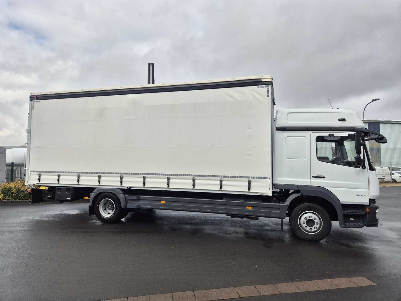 Mercedes-Benz Atego 1527 L L-Haus LBW Palfinger 1.500kg 2 Bett - Камион с брезент: снимка 4 Mercedes-Benz Atego 1527 L L-Haus LBW Palfinger 1.500kg 2 Bett - Камион с брезент: снимка 4