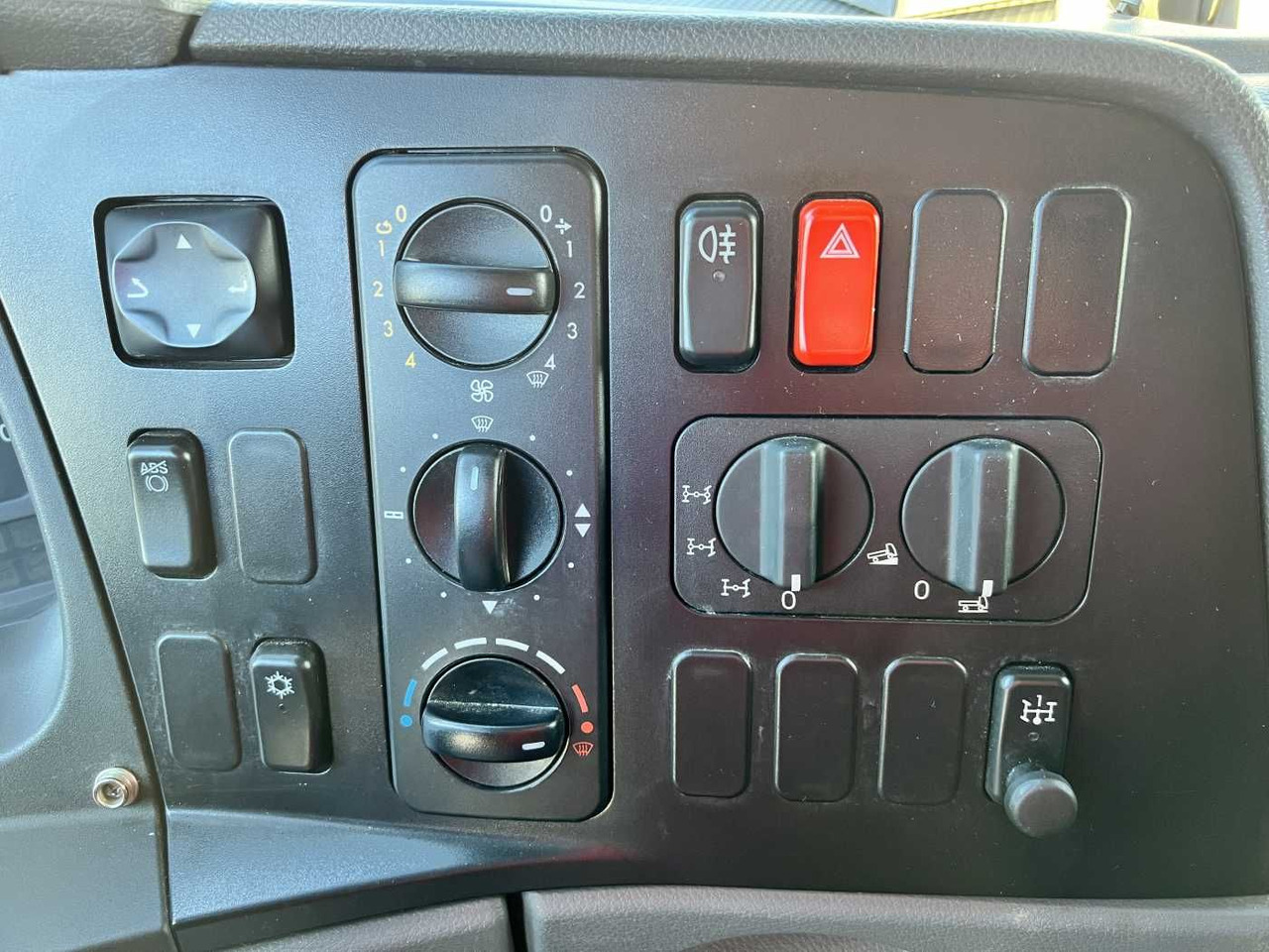 Бордови камион Mercedes-Benz Axor 1829 A 4x4 Pritsche: снимка 14 Бордови камион Mercedes-Benz Axor 1829 A 4x4 Pritsche: снимка 14