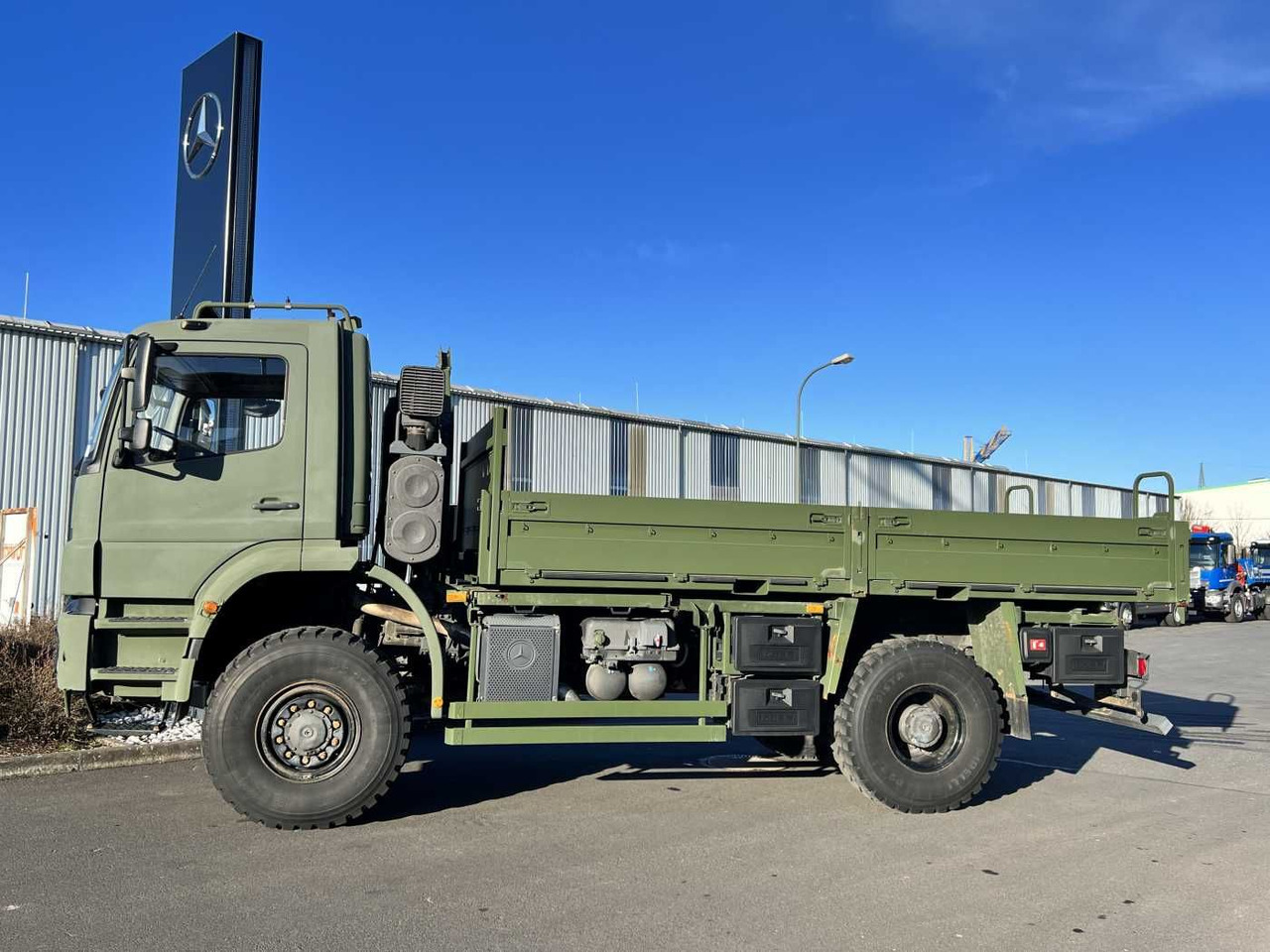 Mercedes-Benz Axor 1829 A 4x4 Pritsche - Бордови камион: снимка 4 Mercedes-Benz Axor 1829 A 4x4 Pritsche - Бордови камион: снимка 4