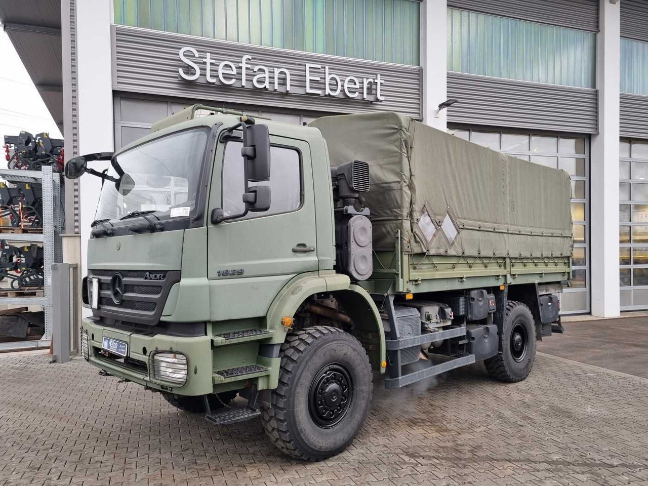 Mercedes-Benz Axor 1829 A 4x4 Pritsche/Plane 10 Stück - Бордови камион: снимка 1 Mercedes-Benz Axor 1829 A 4x4 Pritsche/Plane 10 Stück - Бордови камион: снимка 1