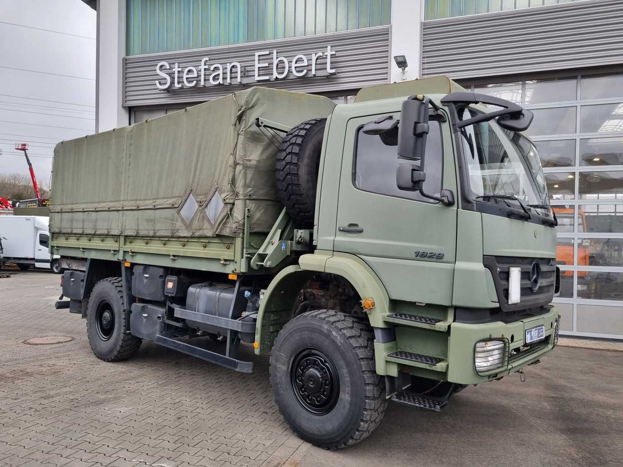 Mercedes-Benz Axor 1829 A 4x4 Pritsche/Plane 10 Stück - Бордови камион: снимка 5 Mercedes-Benz Axor 1829 A 4x4 Pritsche/Plane 10 Stück - Бордови камион: снимка 5
