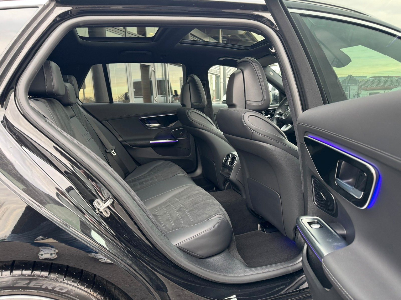 Mercedes-Benz C 200d T AMG+Pano+AHK+Distr+Digital+360 - Комби: снимка 5 Mercedes-Benz C 200d T AMG+Pano+AHK+Distr+Digital+360 - Комби: снимка 5