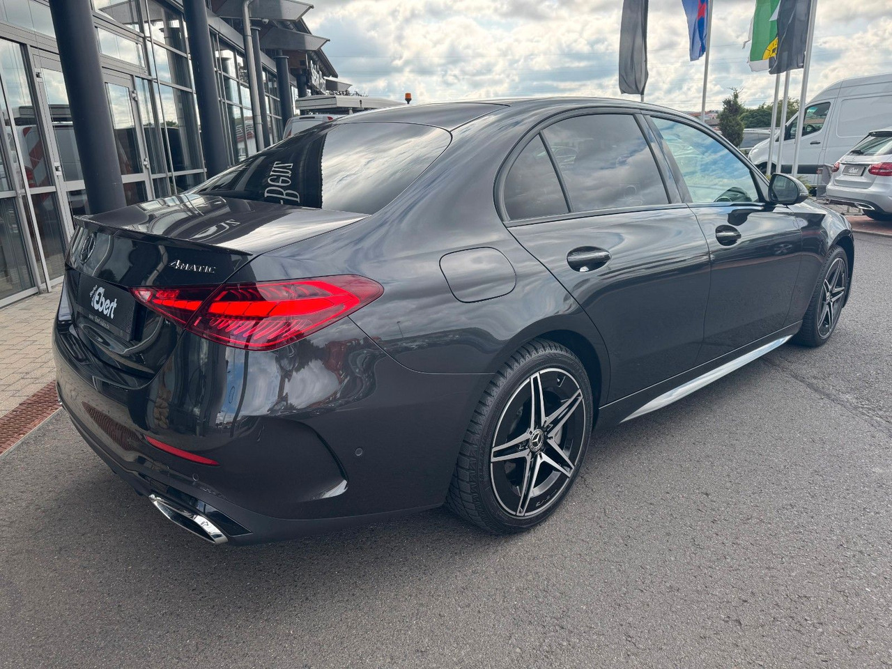 Mercedes-Benz C 400e 4M AMG+HUD+RFK+TotW+Ambiente+Night - Седан: снимка 5 Mercedes-Benz C 400e 4M AMG+HUD+RFK+TotW+Ambiente+Night - Седан: снимка 5