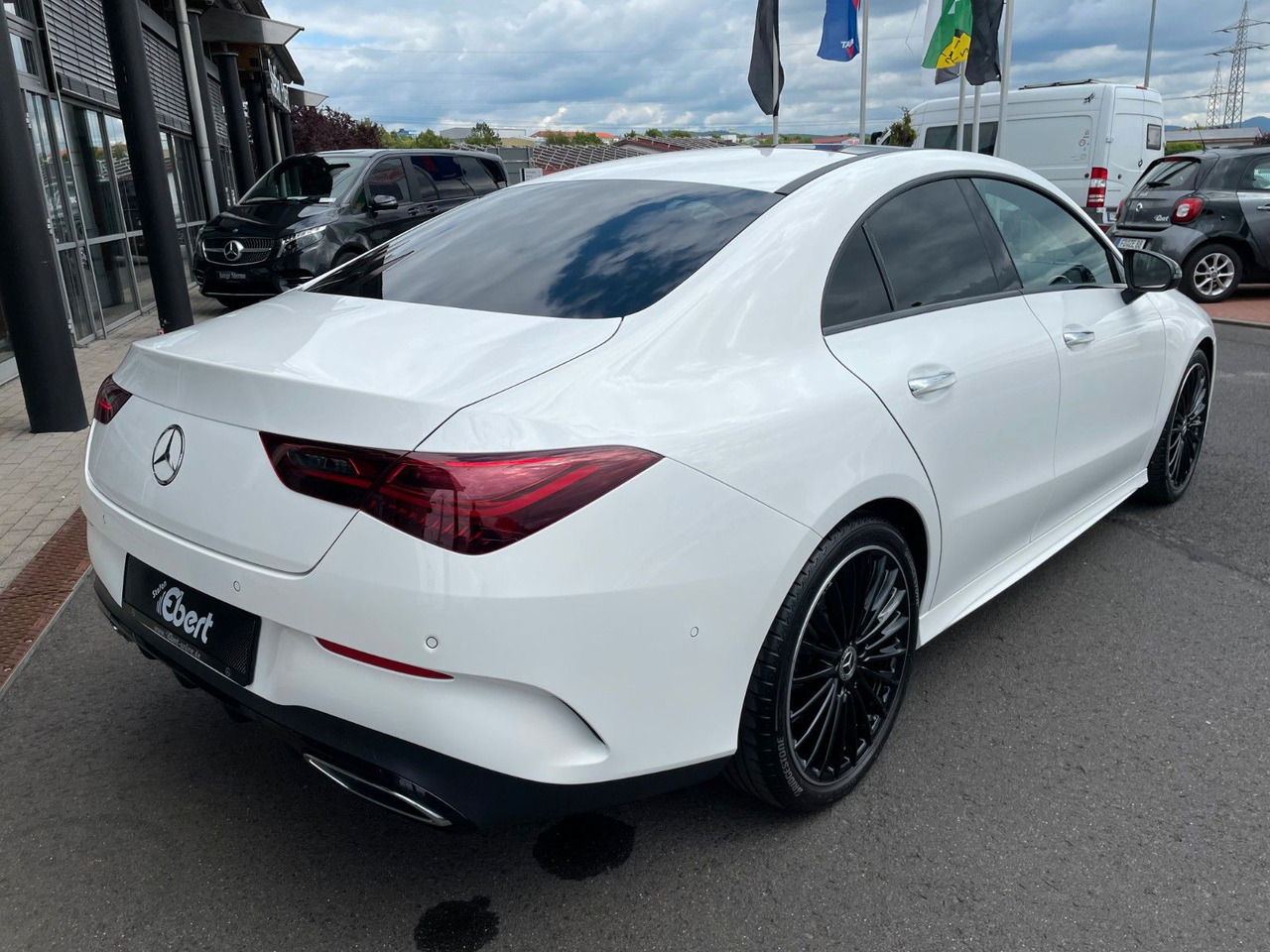 Mercedes-Benz CLA 200 AMG Pano+R-Kamera+19" - Лек автомобил: снимка 4 Mercedes-Benz CLA 200 AMG Pano+R-Kamera+19" - Лек автомобил: снимка 4