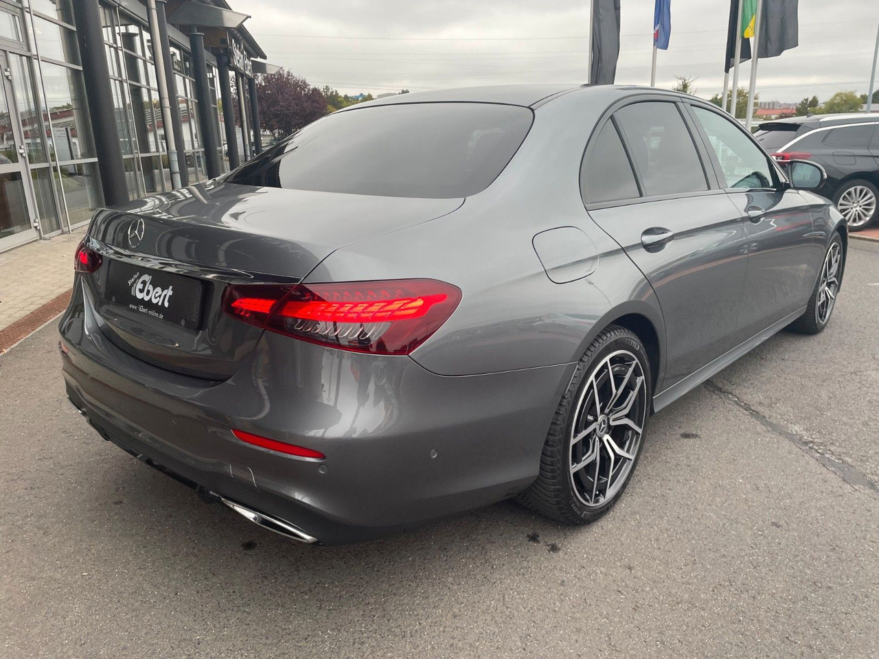 Mercedes-Benz E 220 d AMG+MBeam+Pano+Distr+R-Kamera - Седан: снимка 4 Mercedes-Benz E 220 d AMG+MBeam+Pano+Distr+R-Kamera - Седан: снимка 4