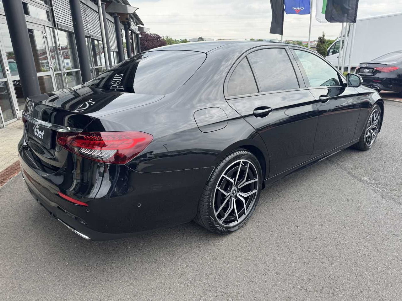 Mercedes-Benz E 220d AMG+Pano+Distr+Multibeam+RFK+Night - Седан: снимка 3 Mercedes-Benz E 220d AMG+Pano+Distr+Multibeam+RFK+Night - Седан: снимка 3