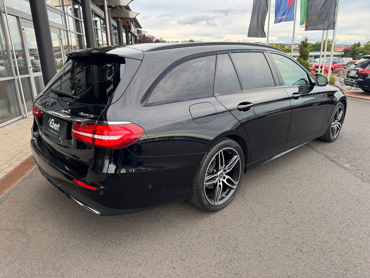 Mercedes-Benz E 220d T 4M+AMG+Pano+Brum+360+Night - Комби: снимка 4 Mercedes-Benz E 220d T 4M+AMG+Pano+Brum+360+Night - Комби: снимка 4