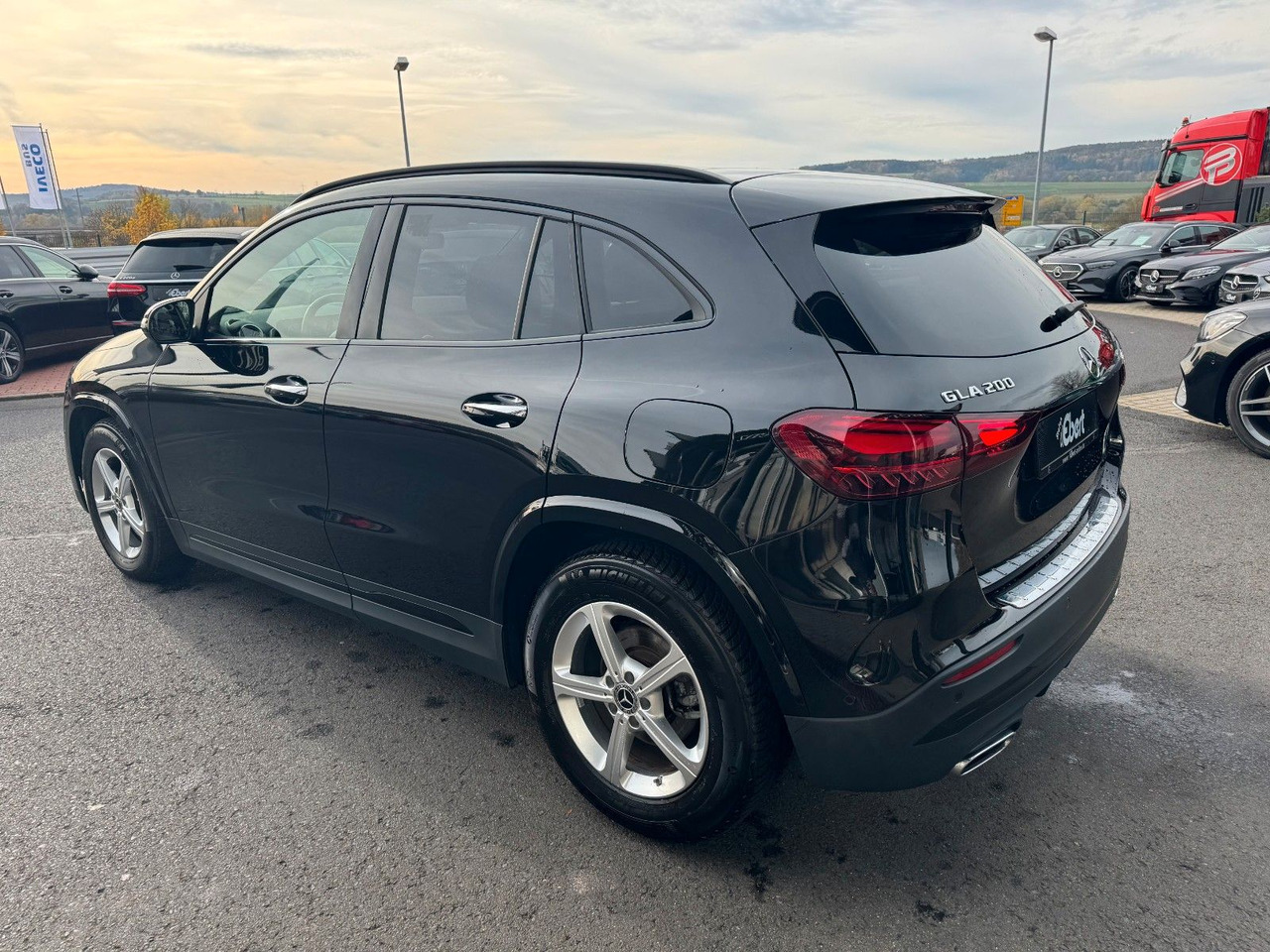 Mercedes-Benz GLA 200 AMG+Pano+Distr+Ambiente+Multibeam+ - Джип: снимка 3 Mercedes-Benz GLA 200 AMG+Pano+Distr+Ambiente+Multibeam+ - Джип: снимка 3