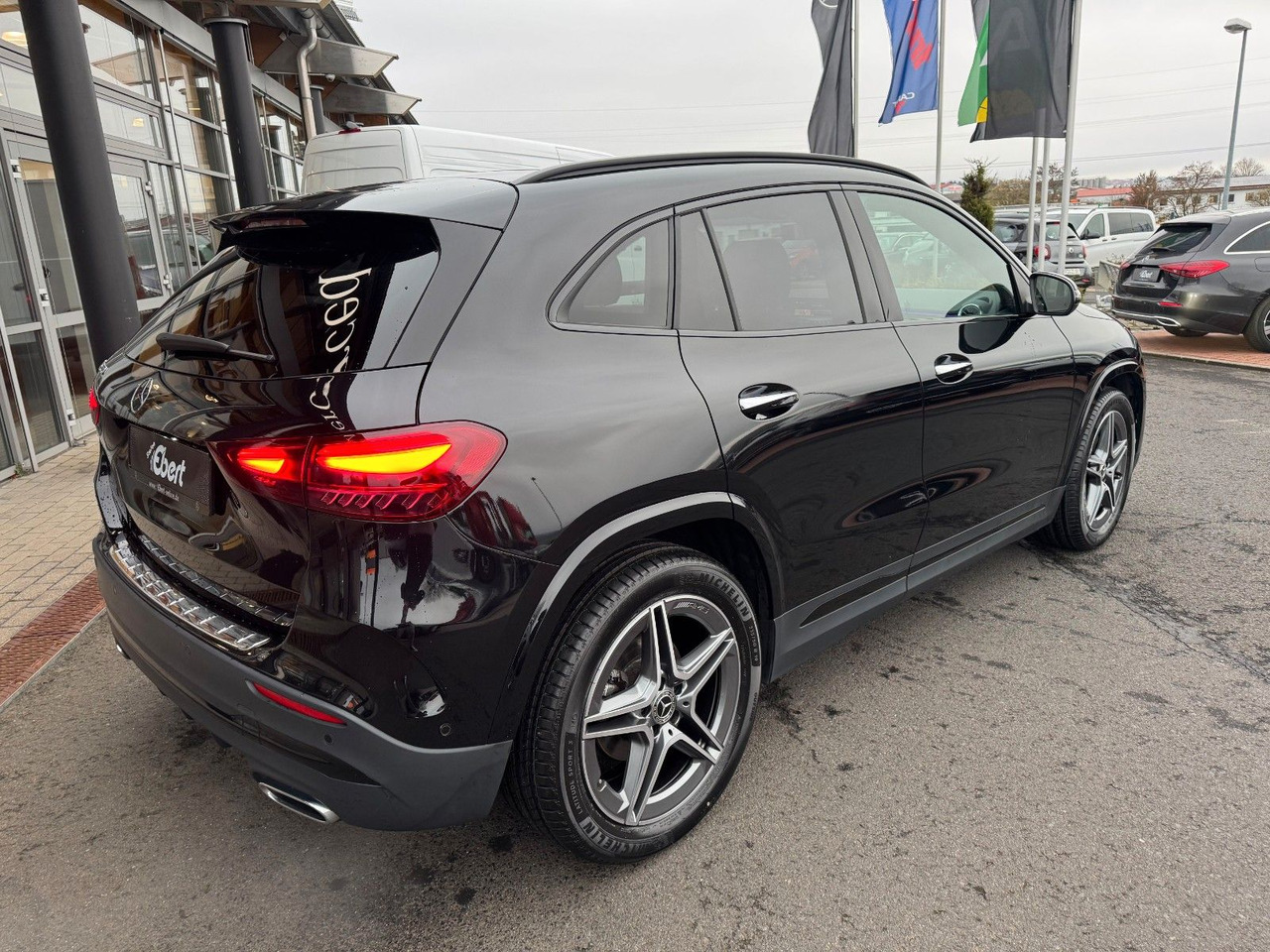 Mercedes-Benz GLA 200 AMG+Pano+Distr+Ambiente+Multibeam+ - Джип: снимка 4 Mercedes-Benz GLA 200 AMG+Pano+Distr+Ambiente+Multibeam+ - Джип: снимка 4