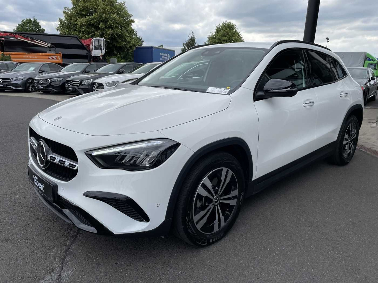 Mercedes-Benz GLA 220 4M 8G Progressive R-Kamera +Distr+Ambien - Джип: снимка 2 Mercedes-Benz GLA 220 4M 8G Progressive R-Kamera +Distr+Ambien - Джип: снимка 2