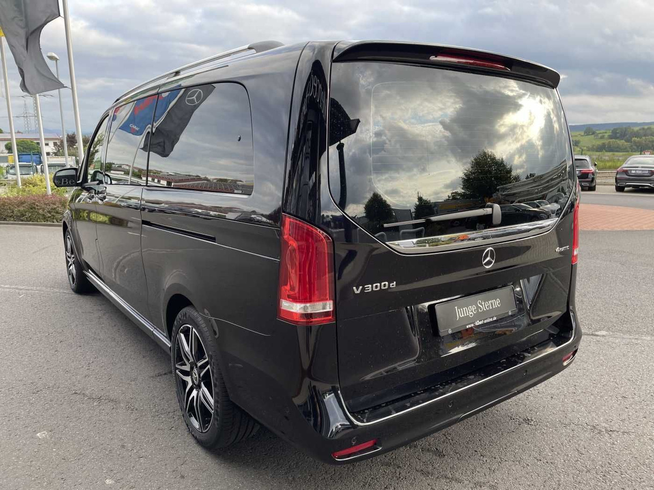 Mercedes-Benz V 300 d AVA 4MATIC AMG Kühlschrank AIRMATIC - Комби: снимка 3 Mercedes-Benz V 300 d AVA 4MATIC AMG Kühlschrank AIRMATIC - Комби: снимка 3