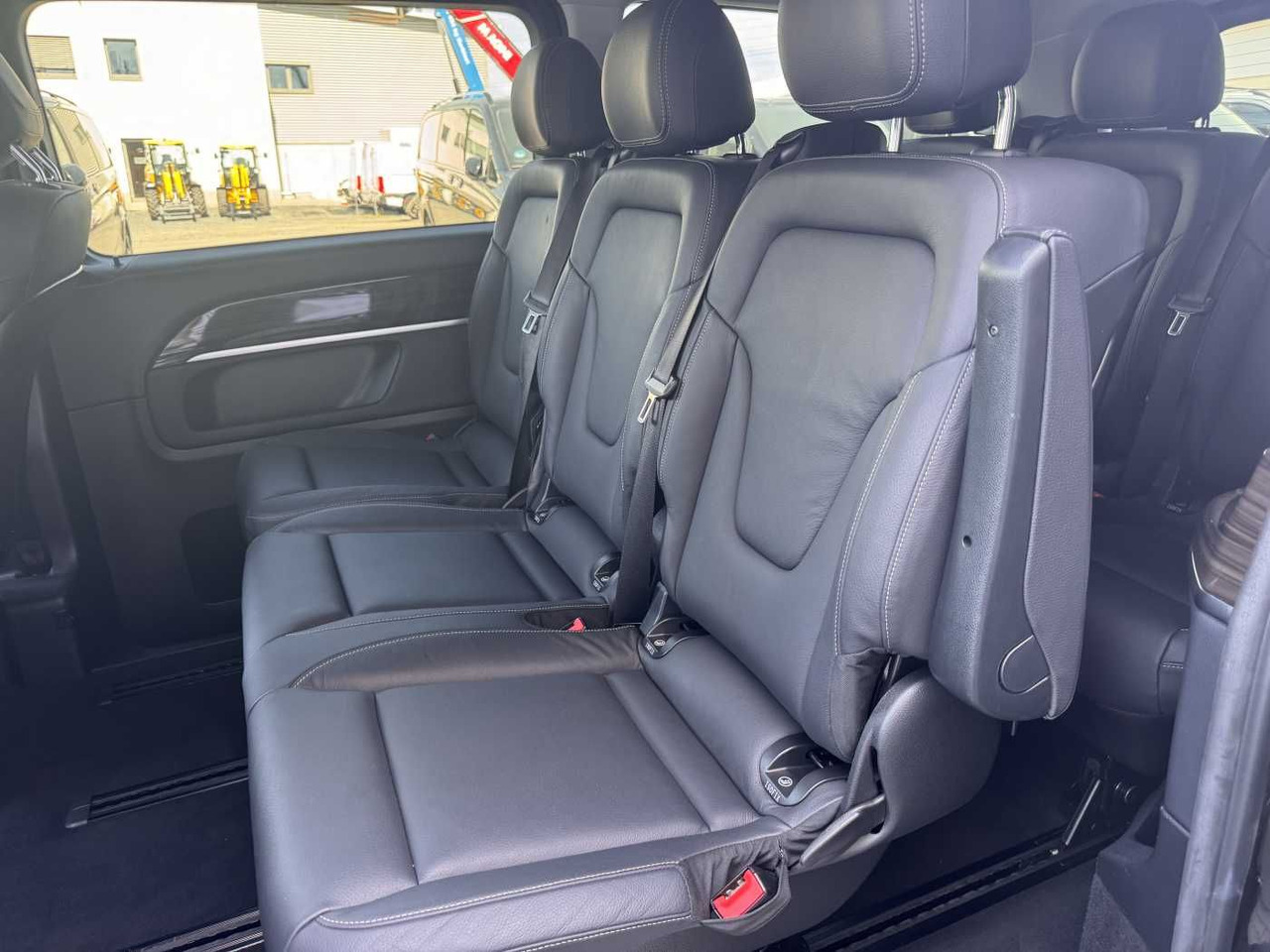 Лизинг на  Mercedes-Benz V 300 d AVA Extralang AIRMATIC Standheiz 360Kam Mercedes-Benz V 300 d AVA Extralang AIRMATIC Standheiz 360Kam: снимка 8