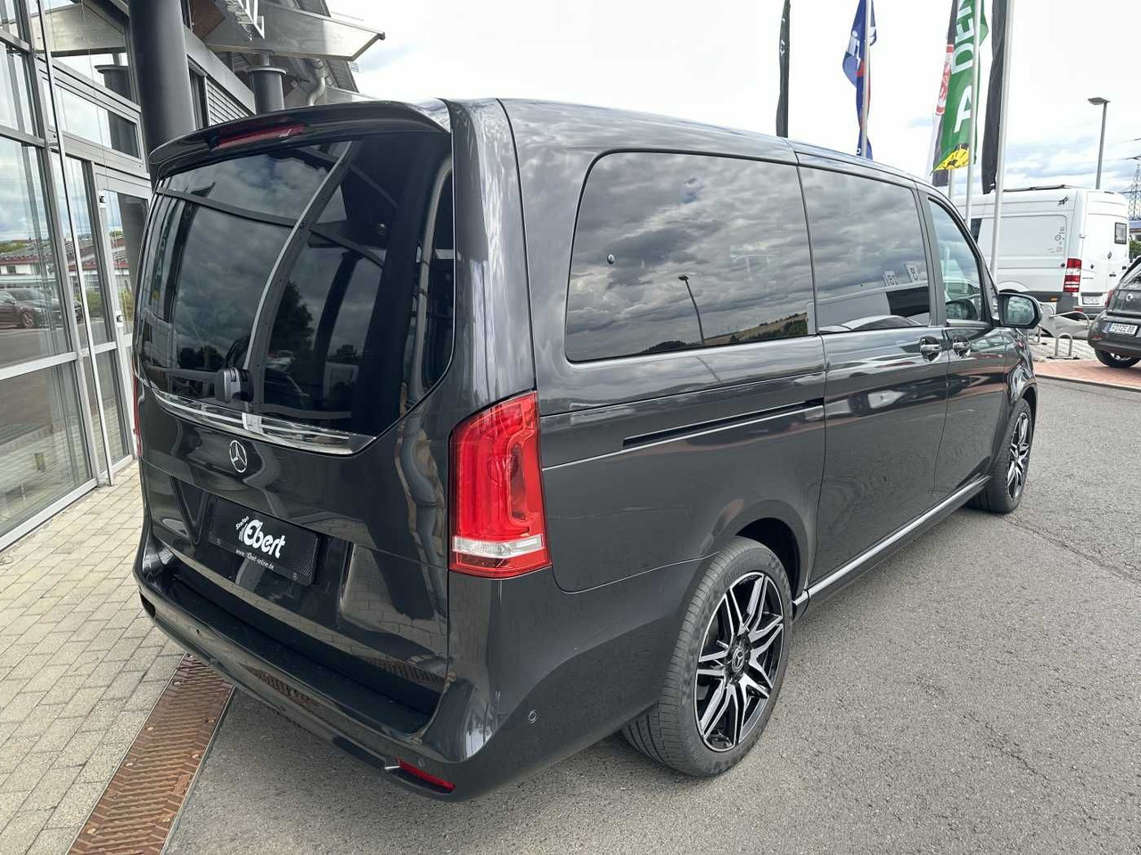 Mercedes-Benz V 300 d EDITION AMG AHK Tisch Leder ILS 7Sitze - Комби: снимка 4 Mercedes-Benz V 300 d EDITION AMG AHK Tisch Leder ILS 7Sitze - Комби: снимка 4