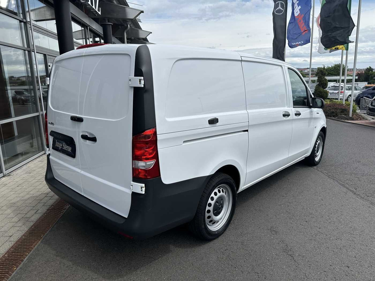 Mercedes-Benz eVito 112 Klima Kamera Navi SHZ Tempomat - Малък ван, Електрически бус: снимка 4 Mercedes-Benz eVito 112 Klima Kamera Navi SHZ Tempomat - Малък ван, Електрически бус: снимка 4