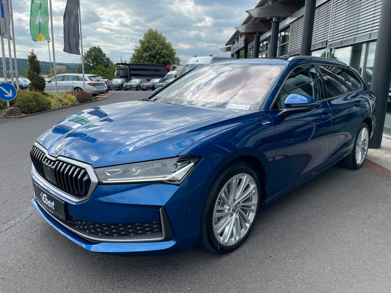 Skoda Superb Combi 2.0 TDI 4x4 L&K HUD+360°+AHK+Pano - Комби: снимка 2 Skoda Superb Combi 2.0 TDI 4x4 L&K HUD+360°+AHK+Pano - Комби: снимка 2