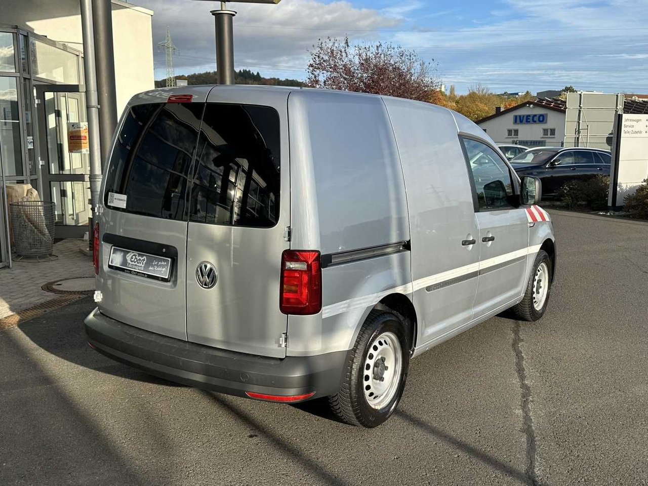Volkswagen Caddy 1.6 TDI Klima Navi 8Räder Trennwand klappb - Малък ван: снимка 4 Volkswagen Caddy 1.6 TDI Klima Navi 8Räder Trennwand klappb - Малък ван: снимка 4