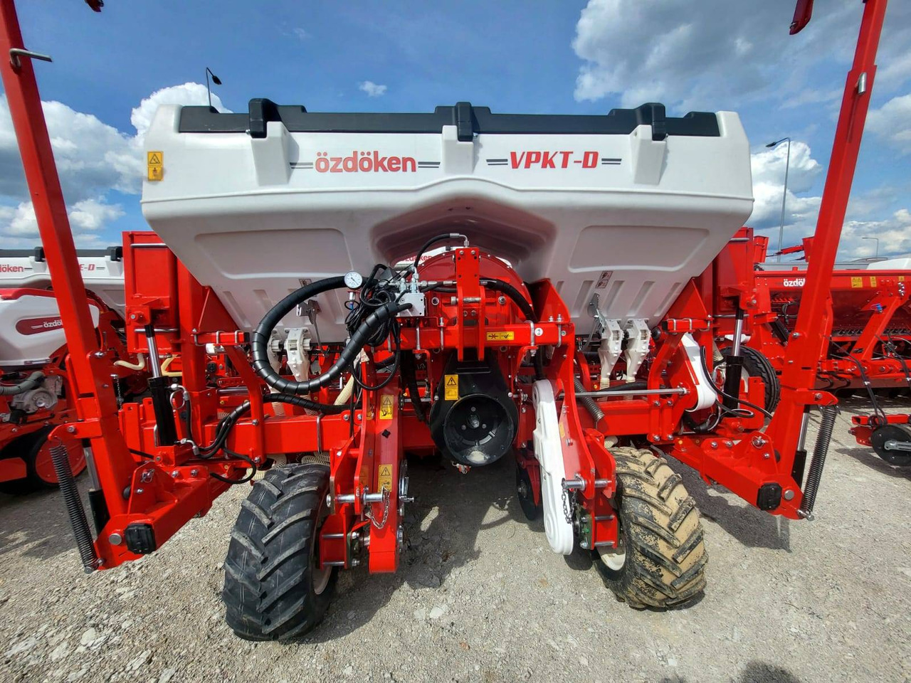 Ozdoken six-row pneumatic precision seeder, VPKT-DG6, PVC fertiliser tank - on stock - Прецизна сеялка: снимка 2 Ozdoken six-row pneumatic precision seeder, VPKT-DG6, PVC fertiliser tank - on stock - Прецизна сеялка: снимка 2