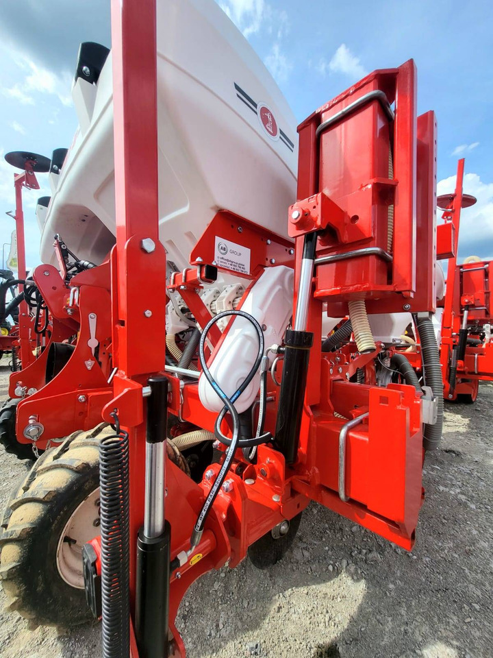 Ozdoken six-row pneumatic precision seeder, VPKT-DG6, PVC fertiliser tank - on stock - Прецизна сеялка: снимка 4 Ozdoken six-row pneumatic precision seeder, VPKT-DG6, PVC fertiliser tank - on stock - Прецизна сеялка: снимка 4
