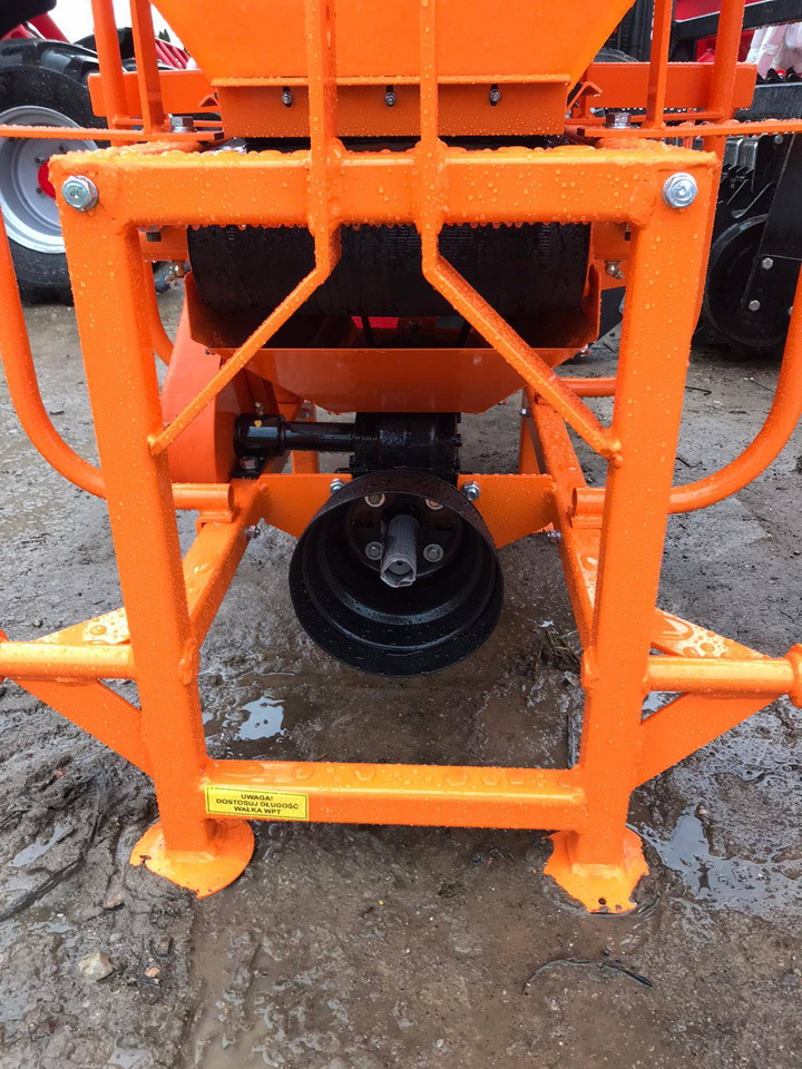 POM Augustów salt and sand spreader with communal attachment Motyl N 31M/1 - Машина за разпръскване на сол/ Пясък: снимка 5 POM Augustów salt and sand spreader with communal attachment Motyl N 31M/1 - Машина за разпръскване на сол/ Пясък: снимка 5