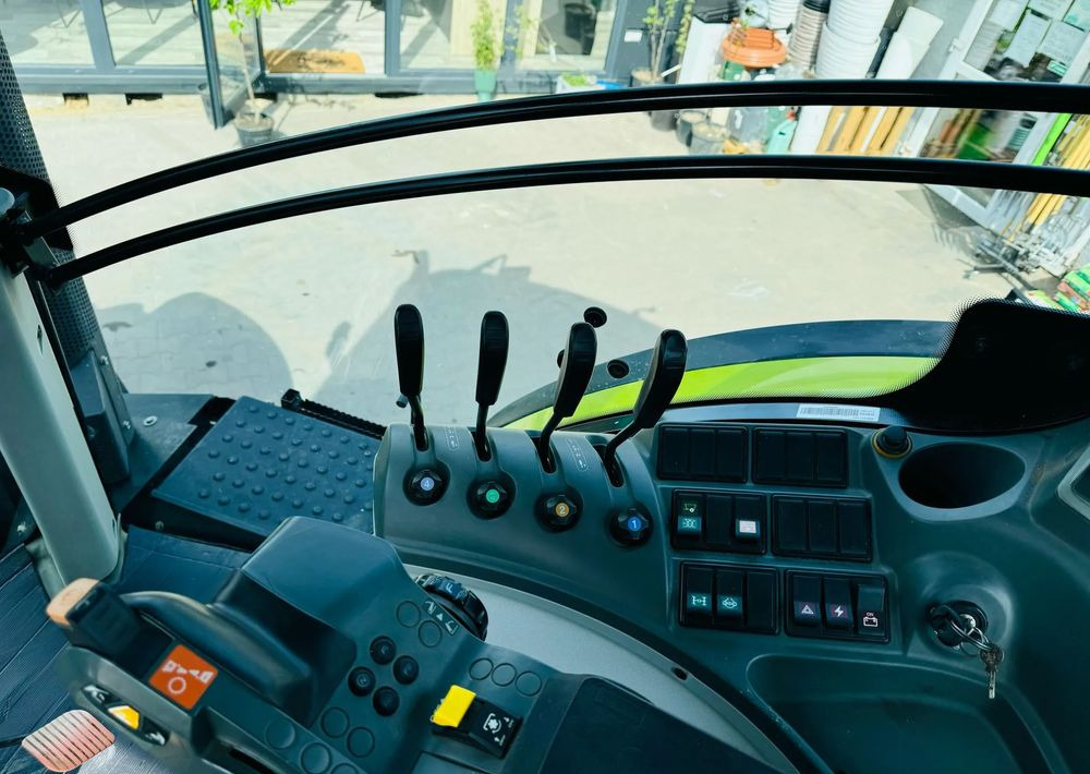 Трактор Claas Axion 840: снимка 16