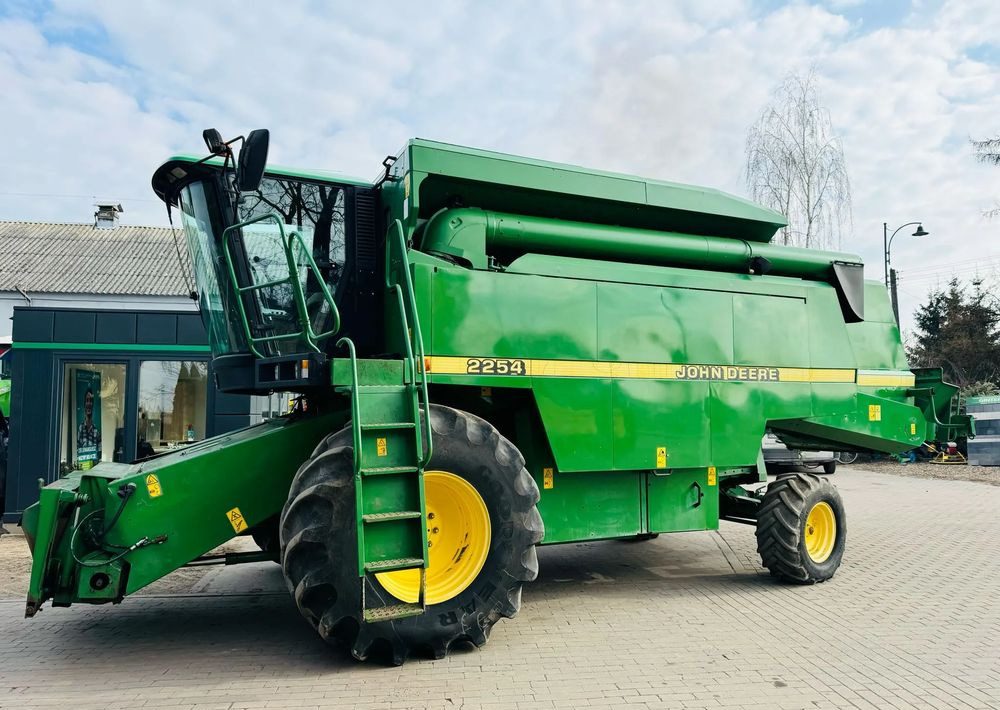 John Deere 2254 - Зърнокомбайн: снимка 1 John Deere 2254 - Зърнокомбайн: снимка 1