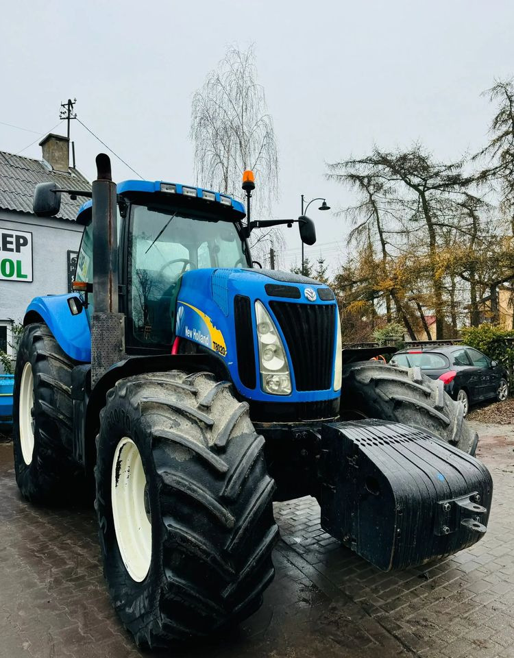 New Holland T8020 - Трактор: снимка 2 New Holland T8020 - Трактор: снимка 2