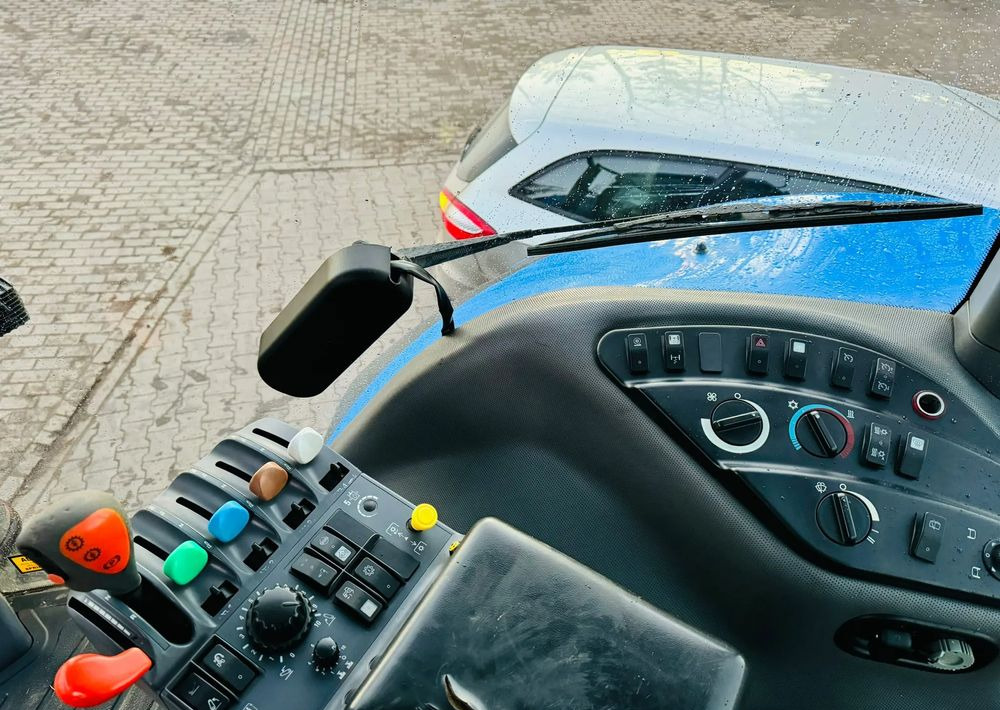 Трактор New Holland T8040: снимка 11