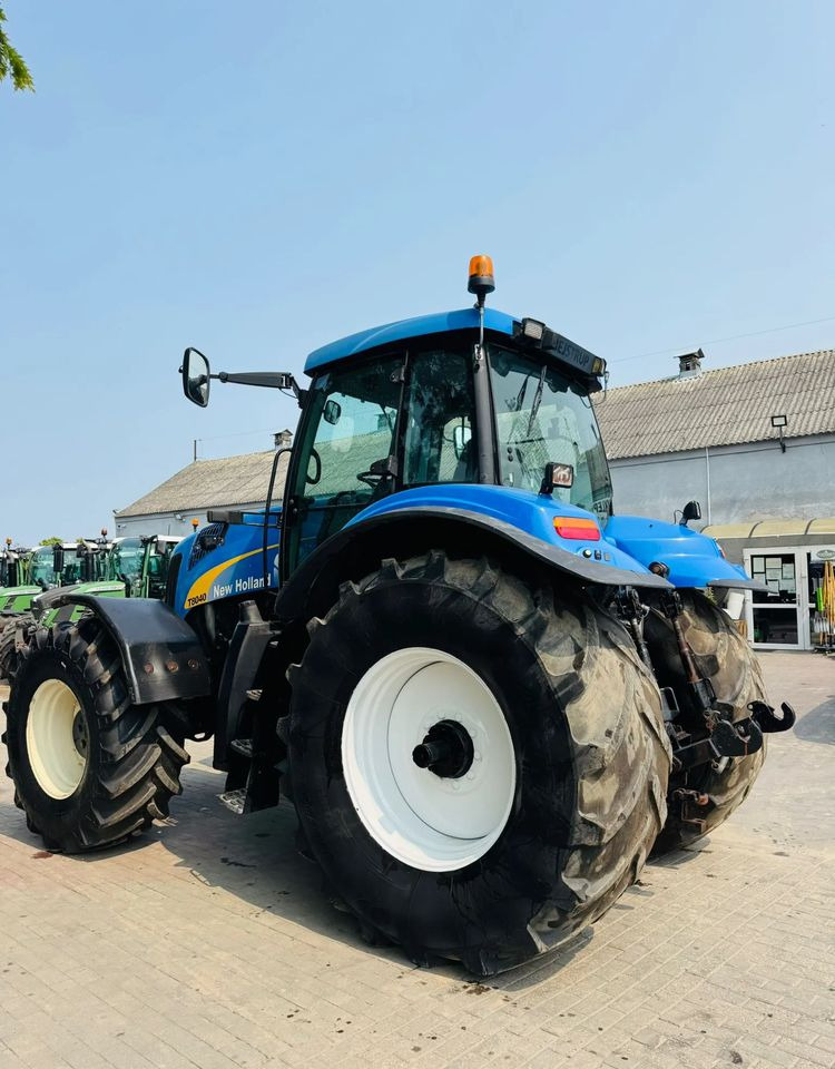 New Holland T8040 - Трактор: снимка 5 New Holland T8040 - Трактор: снимка 5