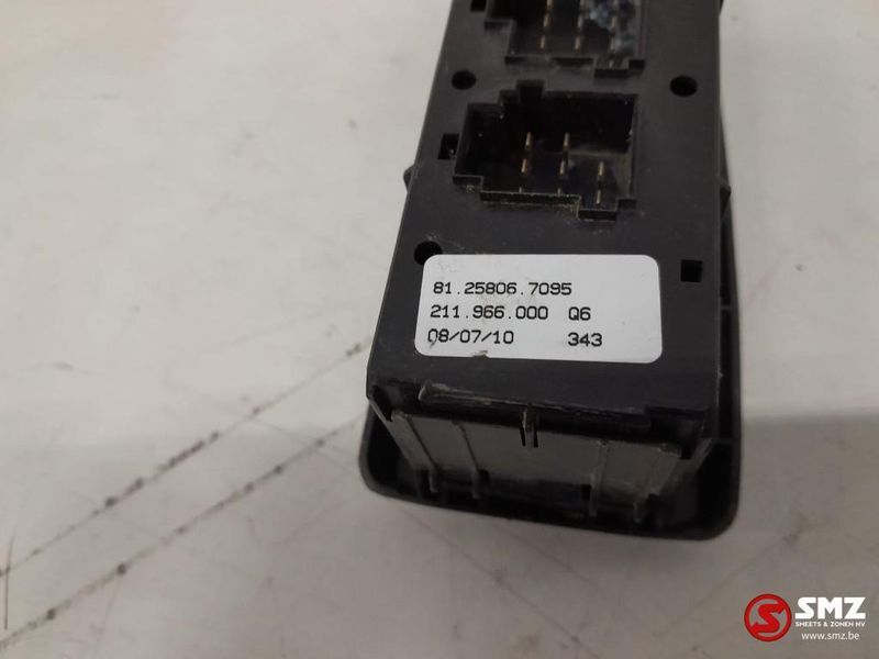 MAN Occ vensterschakelaar MAN TGS 81258067095 - Кабина и интериор за Камион: снимка 5 MAN Occ vensterschakelaar MAN TGS 81258067095 - Кабина и интериор за Камион: снимка 5