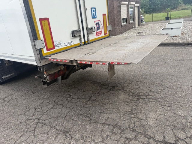 Рефрижератор полуремарке Krone Laadklep 270 hoog 2 Liftassen: снимка 6