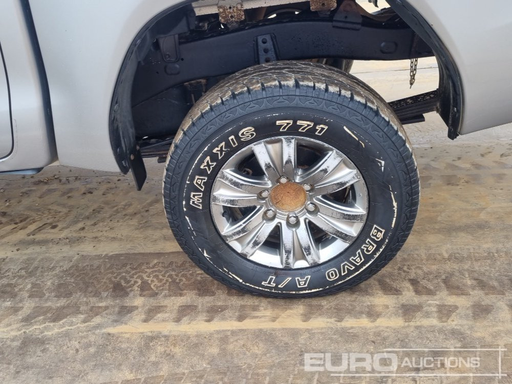 Пикап 2019 Toyota Hilux: снимка 10