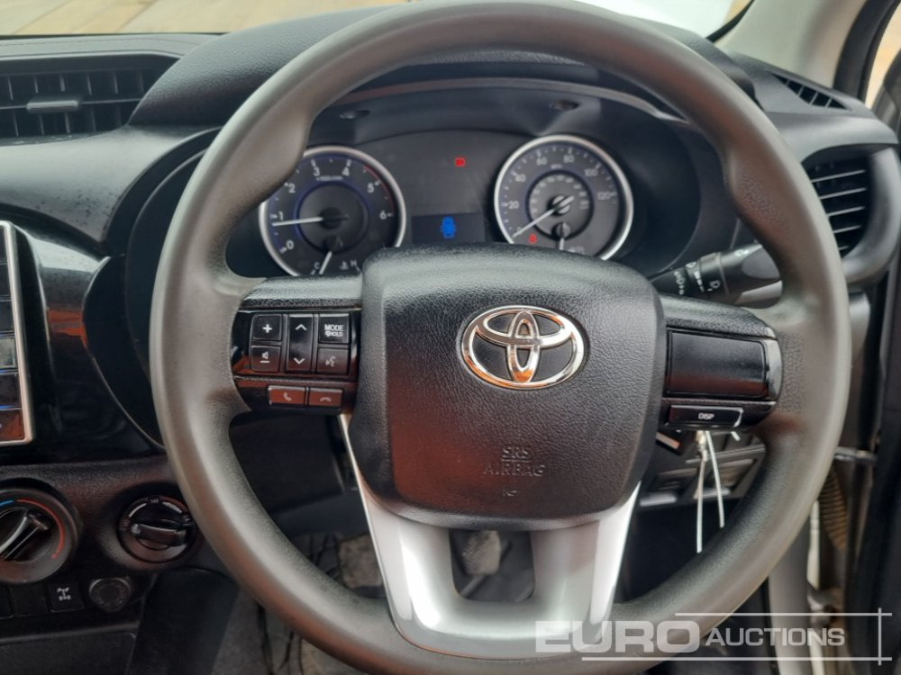 Пикап 2019 Toyota Hilux: снимка 36