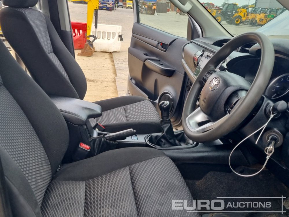 Пикап 2019 Toyota Hilux: снимка 28