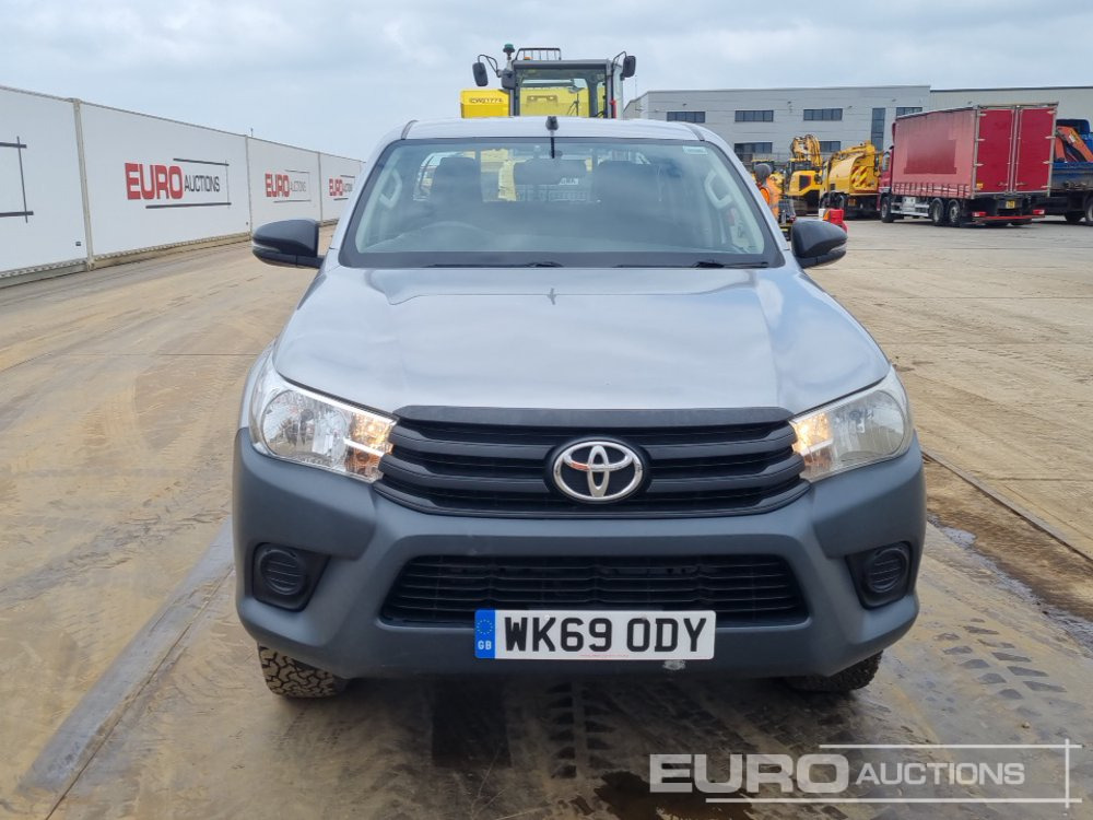 Пикап 2019 Toyota Hilux: снимка 8