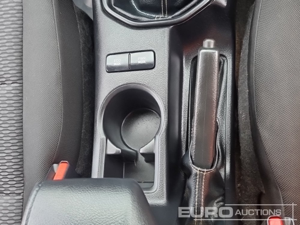 Пикап 2019 Toyota Hilux: снимка 29