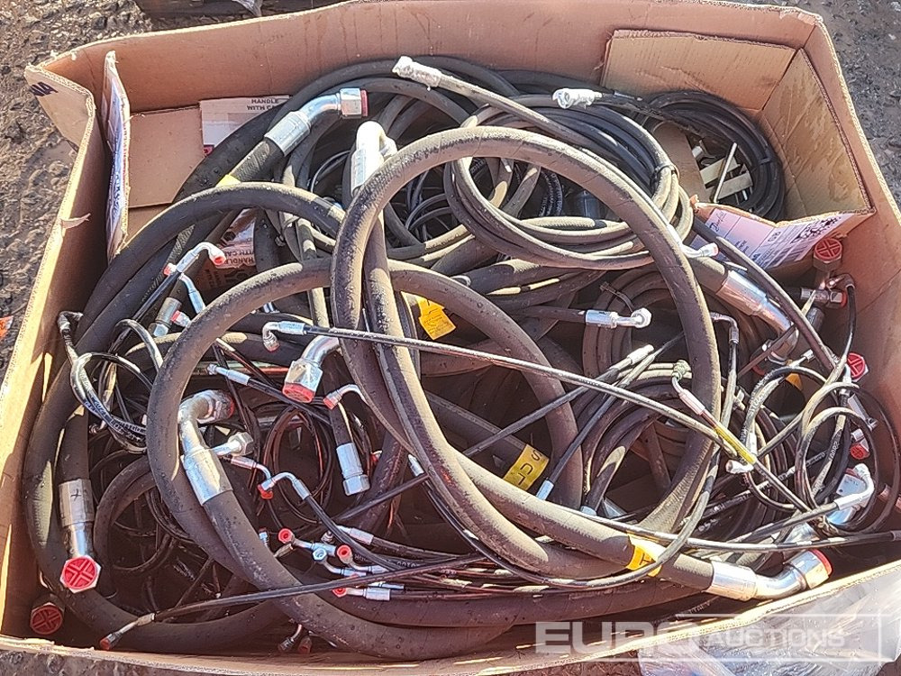 Box Of Hydraulic Hoses, Pins - Спирачен маркуч/ Спирачна линия за Строителна техника: снимка 4 Box Of Hydraulic Hoses, Pins - Спирачен маркуч/ Спирачна линия за Строителна техника: снимка 4