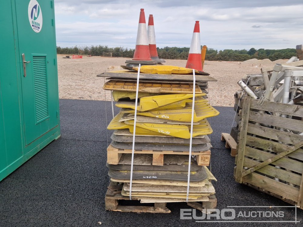 Bundle of Plastic Road Plates (1 of), Pallet of Road Cones (1 of) - Строително оборудване: снимка 3 Bundle of Plastic Road Plates (1 of), Pallet of Road Cones (1 of) - Строително оборудване: снимка 3