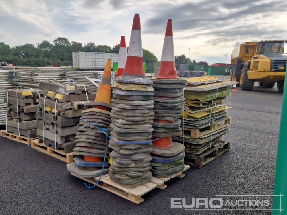 Bundle of Plastic Road Plates (1 of), Pallet of Road Cones (1 of) - Строително оборудване: снимка 1 Bundle of Plastic Road Plates (1 of), Pallet of Road Cones (1 of) - Строително оборудване: снимка 1